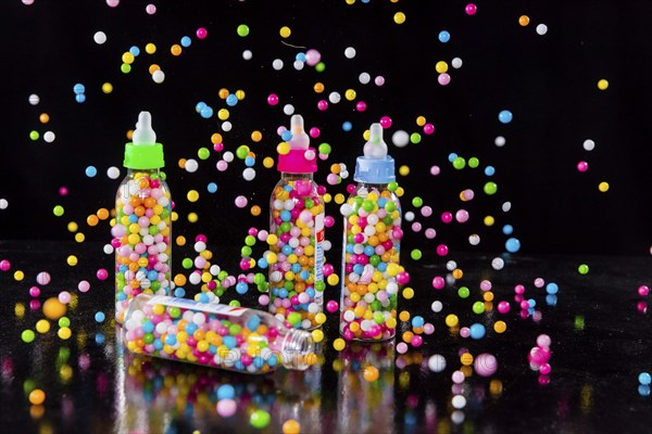 Love beads are dragées made of sugar with a diameter of a few millimetres and coloured in various