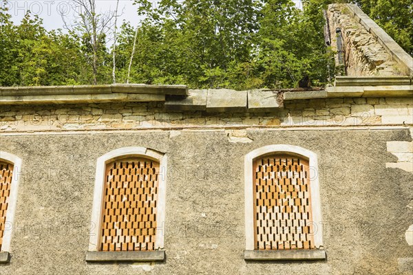 The Koenneritz barn, built in 1853, in ruinous condition after a fire in 2000. The former LPG