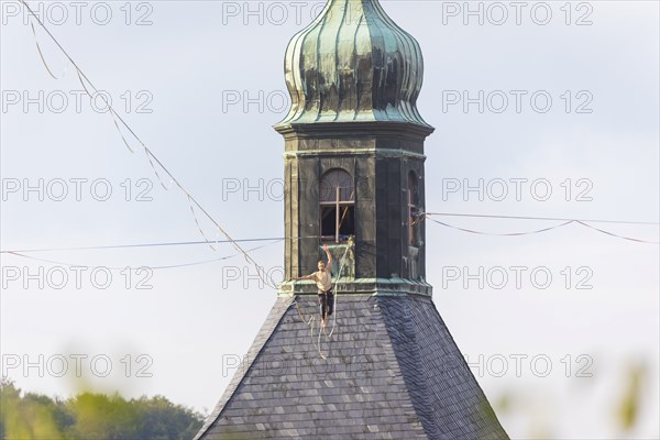 Highline and family festival in Hohnstein Highlines are stretched over the roofs of Hohnstein and