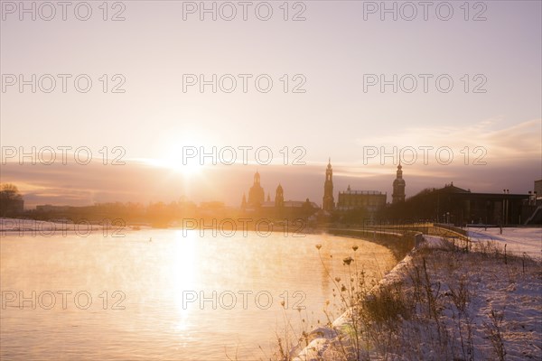 Sunrise on the banks of the Elbe in Dresden