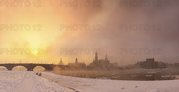 Dresden, morning fog over the Elbe. With temperatures as low as 20 degrees below zero, the Elbe