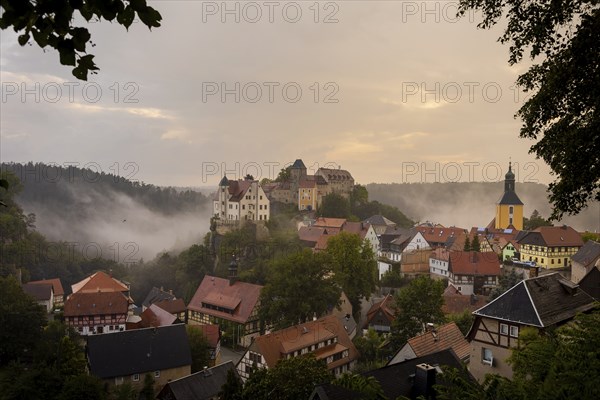 Highline and family festival in Hohnstein Highlines are stretched over the roofs of Hohnstein and