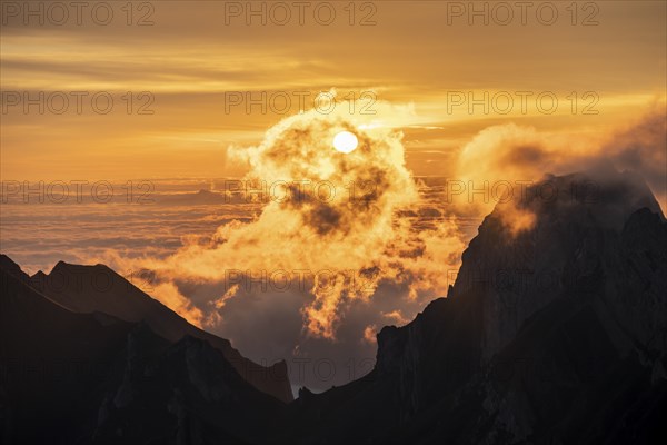Sunrise, sun shining over mountains in fog, Säntis, Appenzell Ausserrhoden, Appenzell Alps,