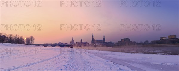 Dresden, morning fog over the Elbe. With temperatures as low as 20 degrees below zero, the Elbe