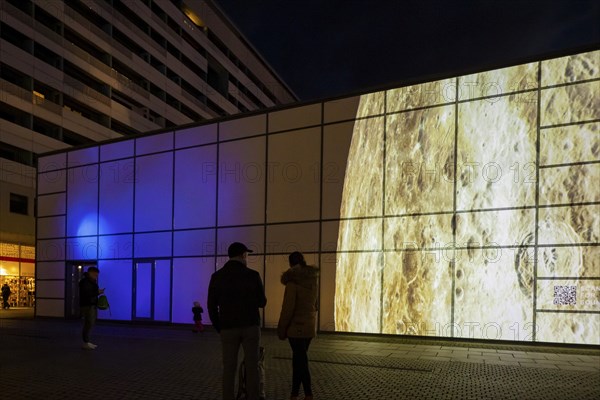 Art event Erlebnis (welt) raum on Prager Strasse with VR artist Max Salomon. On the occasion of the