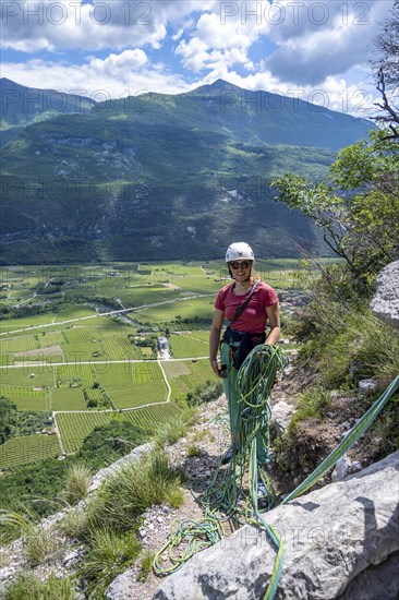 Climber on the rope, multi-pitch climbing, Via la Bellezza della Venere climbing tour, Garda