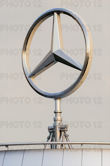 Merdedes star, Daimler, Mercedes-Benz branch, evening atmosphere, Stuttgart-Untertürkheim,
