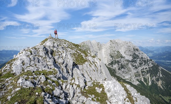 Mountaineer on a ridge path, traversing the Hackenköpfe, behind summit, Scheffauer, rocky mountains