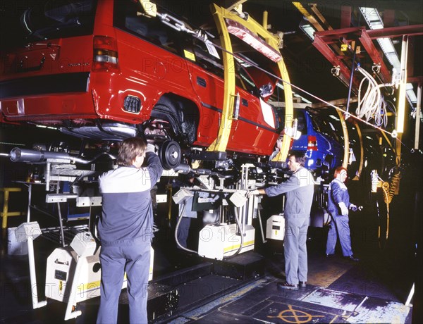 Industry, production, automation of the car industry, worker at conveyor belt, robot, 12 06 1995