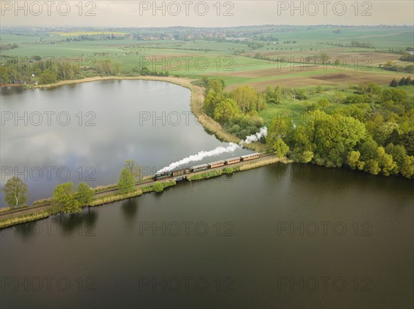 The traditional train of the Lössnitzgrundbahn runs over the dam in the Dippelsorfer pond