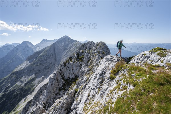 Mountaineer on the summit ridge, Wettersteinkamm, Westliche Wettersteinspitze, Wetterstein