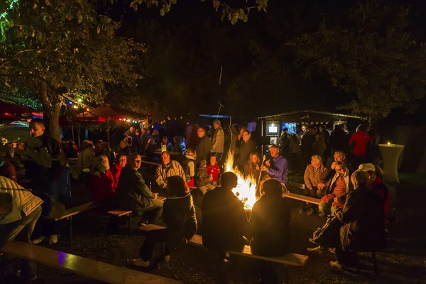 Grand finale of the travelling theatre festival on the Elbe meadows