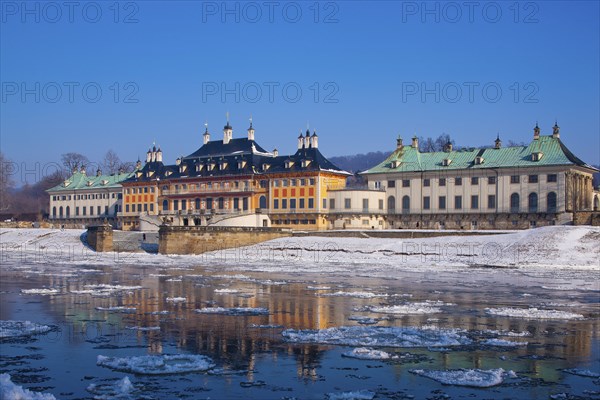Ice drift on the Elbe in Dresden Pillnitz