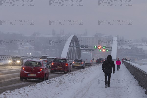 Winter rush hour on the Waldschlösschen Bridge