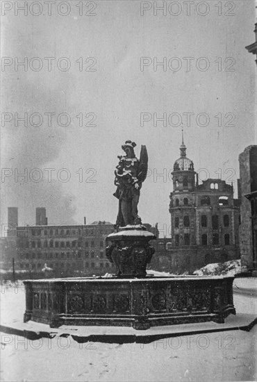 With the ruins of the Taschenbergpalais, the nSophienkirche and the Residenzschloss. In the