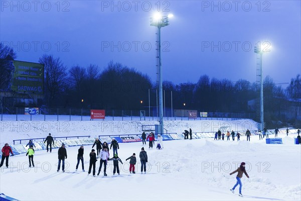 Ice skating in the EnergieVerbund Arena in the Ostra sports park
