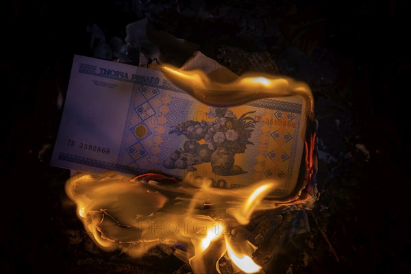 Symbolic image of the decline in value due to the Ukraine crisis