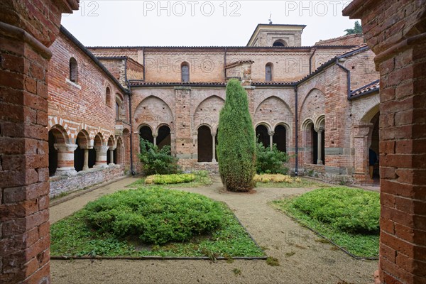 Cloister, Abbey, Abbazia Santa Maria di Vezzolano, Albugnano, Province of Asti, Monferrato,