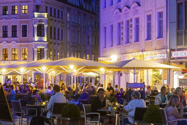 Outdoor gastronomy on Dresden's Neumarkt at the Church of Our Lady, thanks to the current Corona