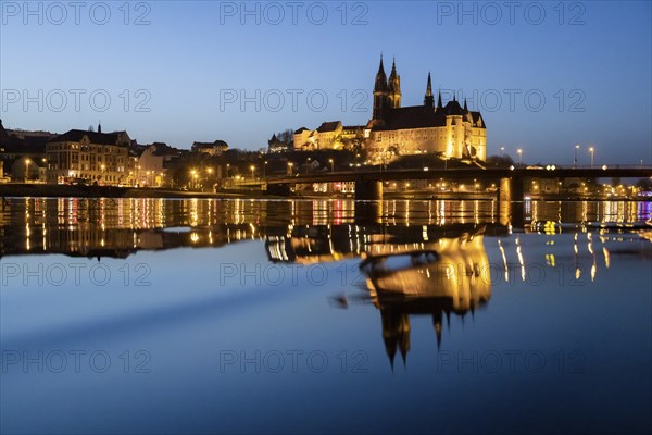 The Elbe in Meissen is slightly high water after the snow has melted, the Burgberg is reflected in