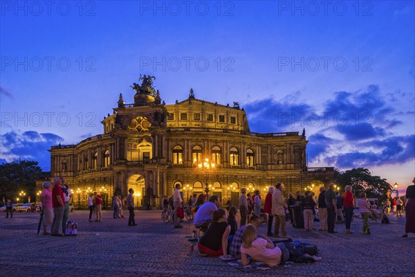 Richard Strauss Gala, broadcast from the Semperoper onto the Theaterplatz