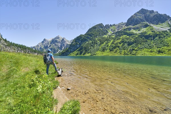 Hikers at Tappenkarsee, Raucheck and Wildkarhöhe, alpine pasture, mountain lake, Radstätter Tauern,