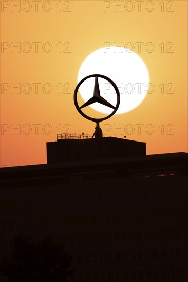 Mercedes star on Mercedes Benz branch in Stuttgart, sunset, Baden-Württemberg, Germany, Europe