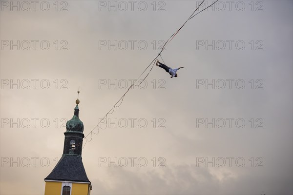 Highline and family festival in Hohnstein Highlines are stretched over the roofs of Hohnstein and