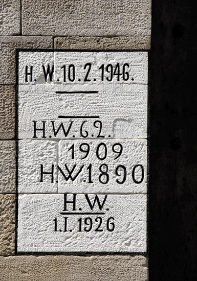 Marked flood levels on a wall as a reminder and warning, Hannoversch Münden, Lower Saxony, Germany,