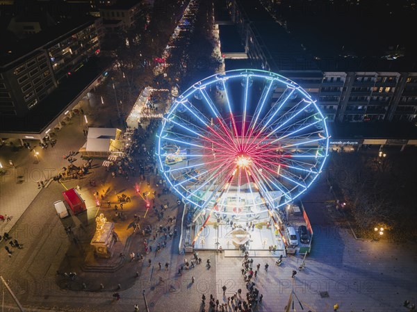 Giant wheel at Neustädter Markt, along the main street, the Augustusmarkt takes place again