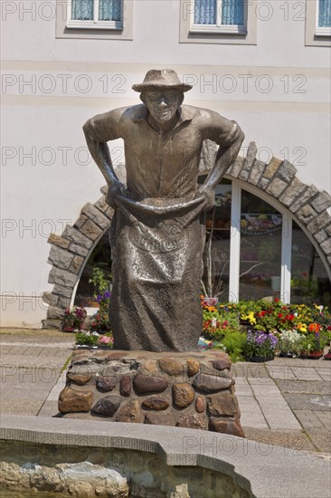 Sculpture Sackhupper on the Dahlen market square