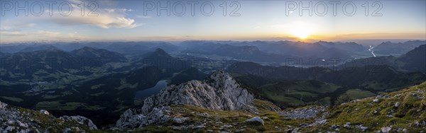 Evening atmosphere at the summit of the Scheffauer, view of Hintersteiner See and Inntal,