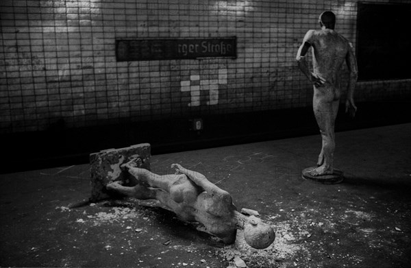 GDR, Berlin, 17 June 1990, Oranienburger Straße S-Bahn station, figures erected by the Weißensee