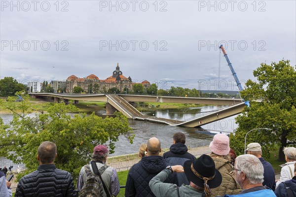 In the early hours of the morning, a section of the Carola Bridge collapsed for unknown reasons.