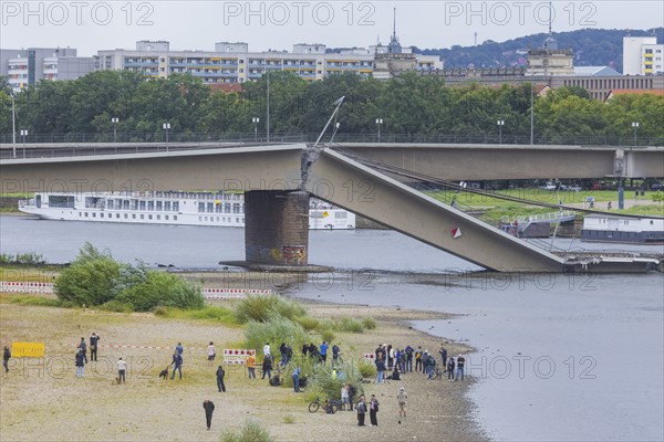 In the early hours of the morning, a section of the Carola Bridge collapsed for unknown reasons.
