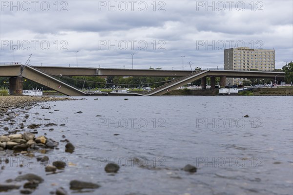 In the early hours of the morning, a section of the Carola Bridge collapsed for unknown reasons.