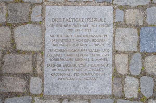 Plaque commemorating the erection of the Trinity Column, 1704, Theresienplatz, Straubing, Lower