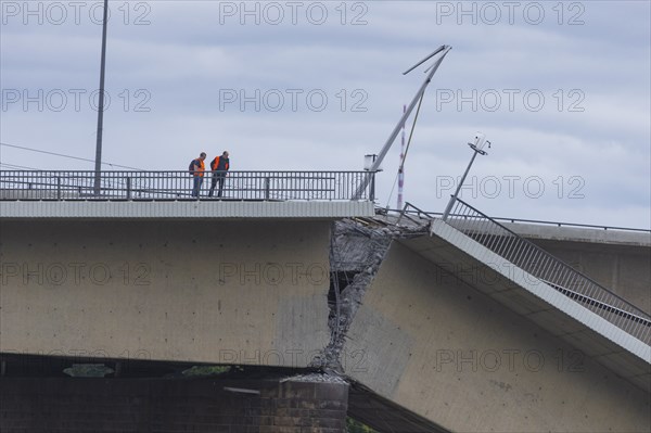 In the early hours of the morning, a section of the Carola Bridge collapsed for unknown reasons.
