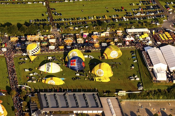 Mongolfiade in Warstein 2017: Hot air balloons at the mass launch in the evening