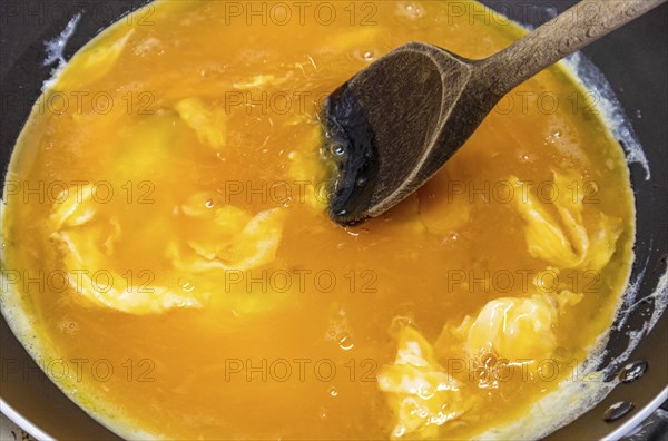 Scrambled eggs in the pan