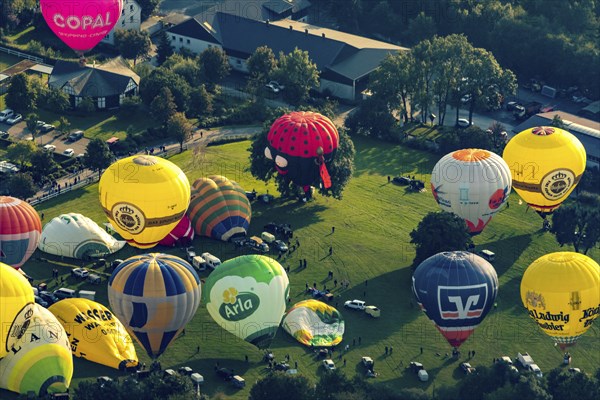 Mongolfiade in Warstein 2017: Hot air balloons at the mass launch in the evening