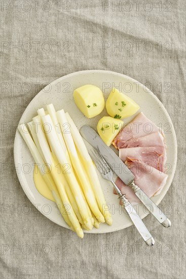 Asparagus with potatoes, boiled ham and hollandaise sauce