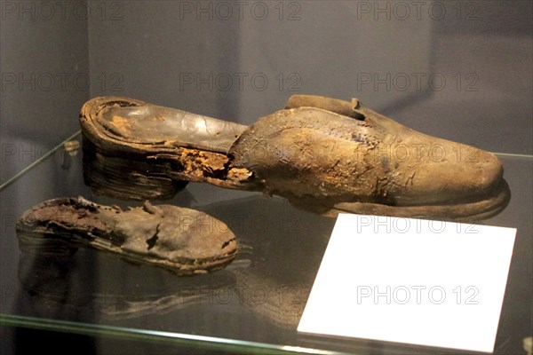 Leather shoes like this one from around 1630 were found in the vicinity of the Bremen cog