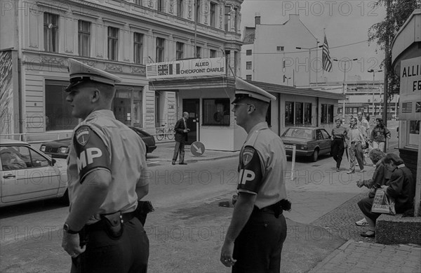 GDR, Berlin, 27 June 1990, Allied border hut at Check Point Charlie (Friedrichstraße), MP, military