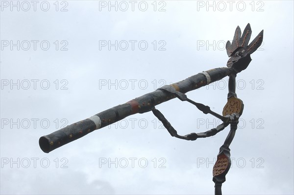 Sculpture of aboriginal playing a didgeridoo