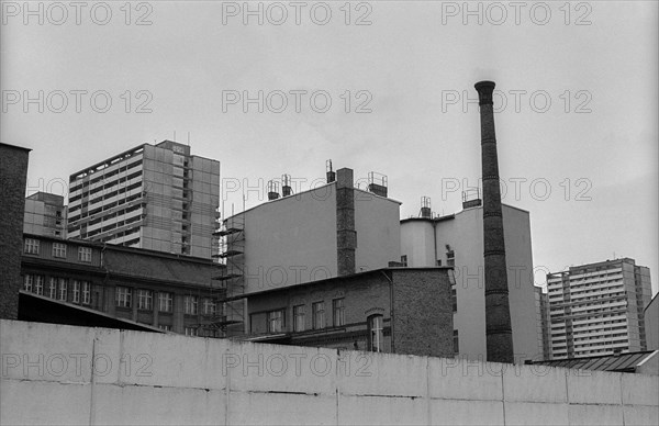 GDR, Berlin, 21 June 1990, Development at the Wall (East_Berlin), seen from Zimmerstraße (corner of