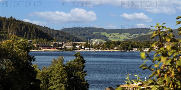 View over the Titisee to the town centre, Titisee, Titisee-Neustadt, Baden-Württemberg, Black