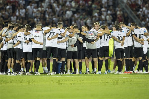 Football match, the SSV Ulm team united in a circle on the pitch after the defeat against FC Bayern