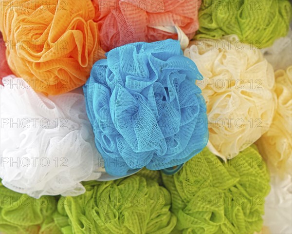 Plastic mesh pouf bath sponges