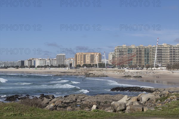 City view with sandy beach and surf in the Atlantic Ocean, She Changes landmark, Rotunda da
